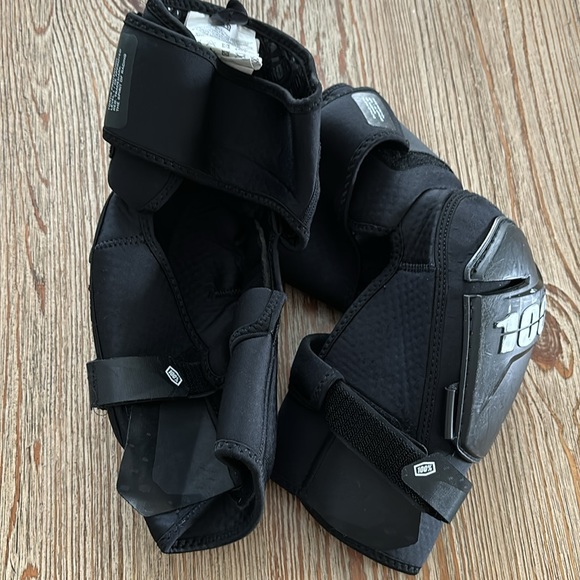 100% Fortis Knee Guard Black S/M - Picture 2 of 9